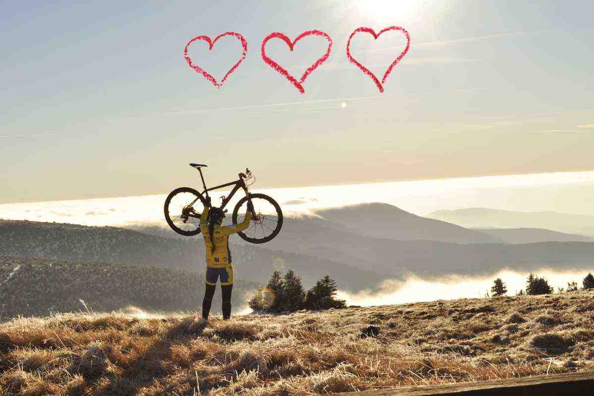 Addio San Valentino: i ciclisti single scelgono la libertà. Single in fuga dal romanticismo: una vacanza su due ruote. Il San Valentino perfetto per chi ama la bicicletta e la libertà. Pedalare senza pressioni: l'alternativa per chi non festeggia San Valentino.