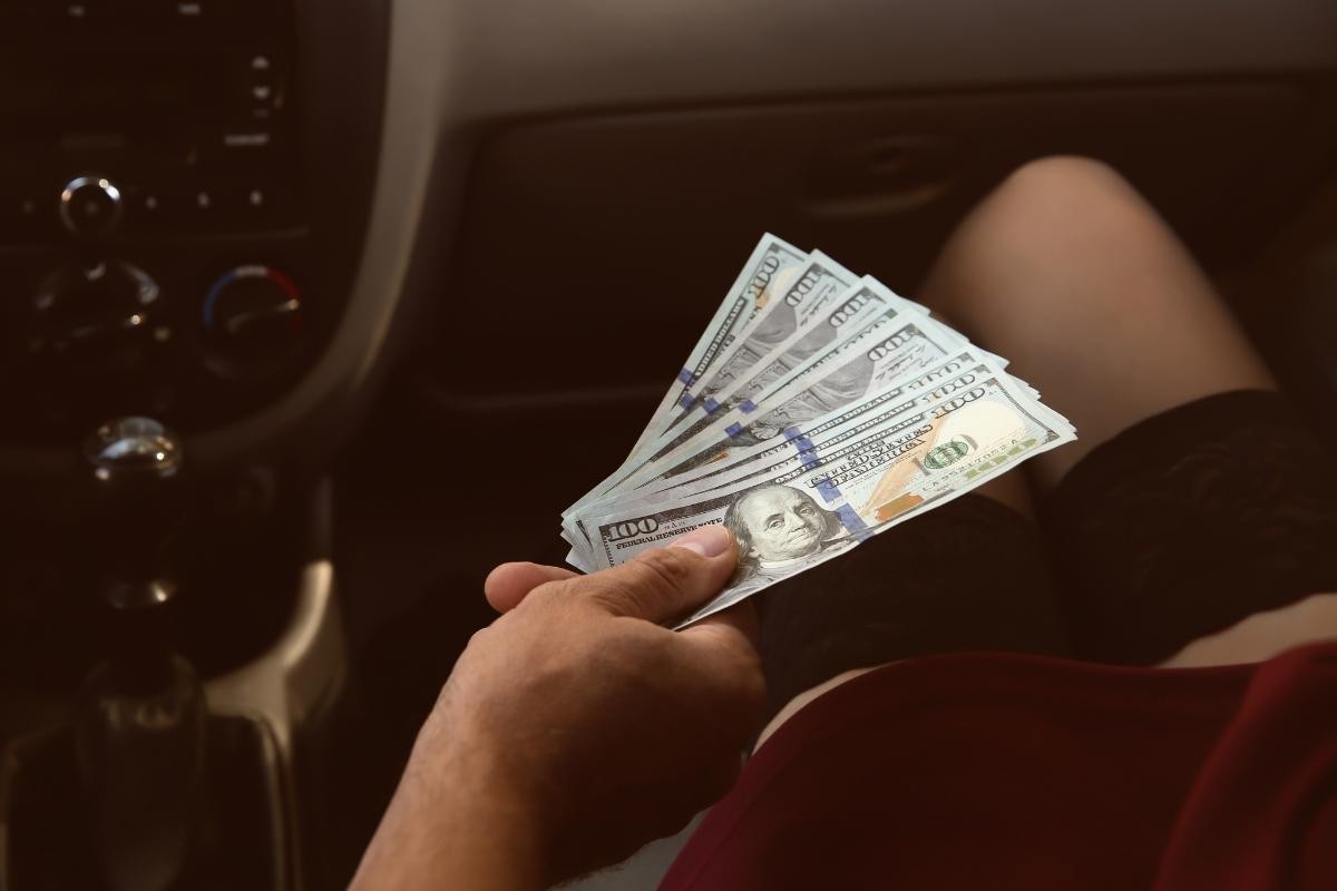 Cosa fare se lui cerca altre donne a pagamento.Amore e tradimento: come superare il dolore. Il mio ragazzo frequenta escort: come reagire. Posso accettare che lui vada con altre donne?