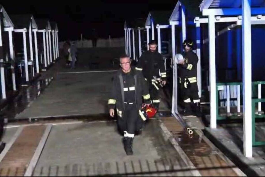 Ipotesi dolosa per gli incendi negli stabilimenti. Incendi a Ostia, si indaga su un possibile collegamento. Il Consiglio di Stato dà ragione al Campidoglio.