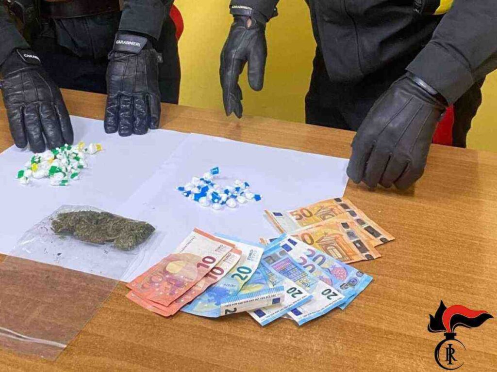 Spaccio e auto a noleggio: i carabinieri scoprono nuovi casi a Roma. Droga nell’abitacolo: fermato un giovane a bordo di un’auto a noleggio. Noleggio d’auto e spaccio: il trucco dei pusher scoperto a Roma. Forze dell’ordine in azione: controlli sulle auto a noleggio a Roma. 