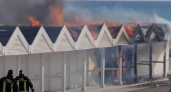 Incendi a Ostia, in fumo le cabine di due stabilimenti