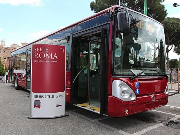 Paura tra i passeggeri: bus Atac colpisce una fermata. Cassia, autobus contro pensilina: traffico in tilt. Dramma sfiorato sulla Cassia: autobus fuori strada. Incidente Atac sulla Cassia: nessun ferito, ma tanta paura.
